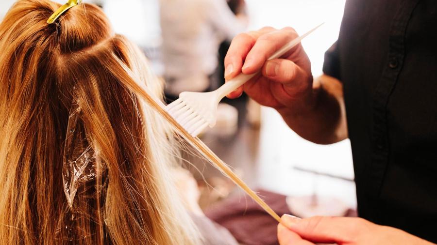 Tintes de cabello podrían aumentar riesgo de cáncer