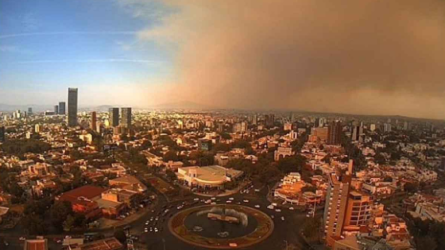 Humo de incendio forestal afecta a toda Guadalajara