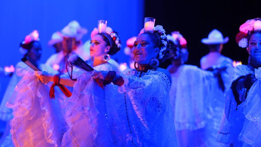 Familias disfrutan de espectáculo folclórico en el centro cultural