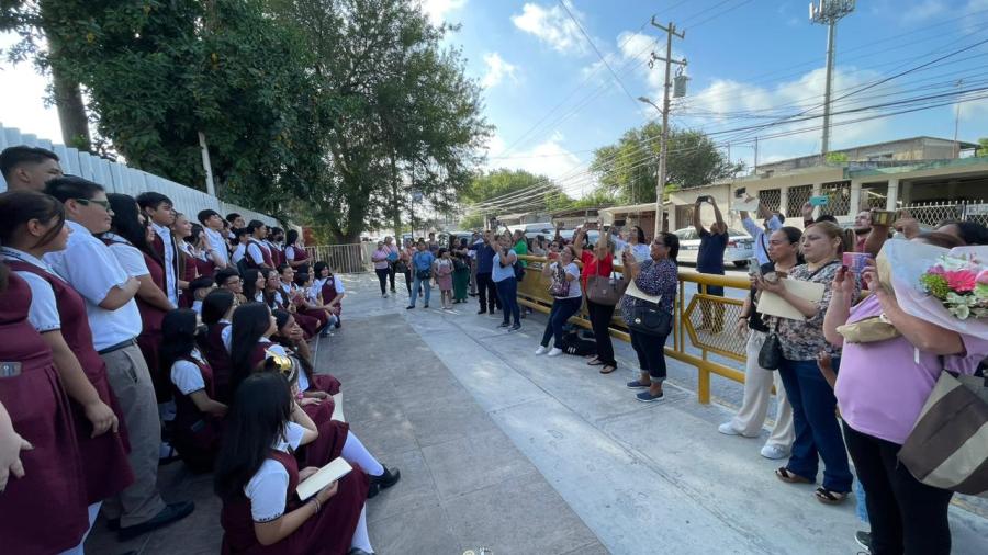 Alumnos de secundaria ETI 44 celebran su graduación en la calle