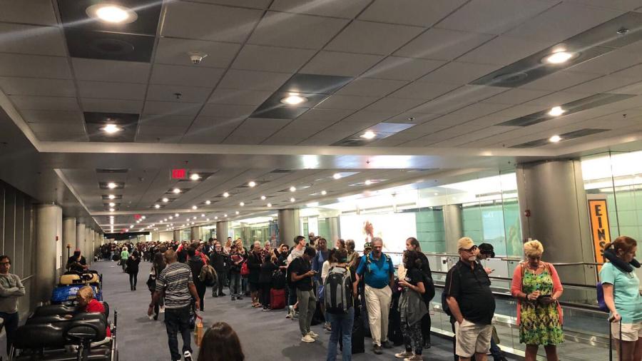 Caída de sistema causa largas filas en aeropuertos de EU