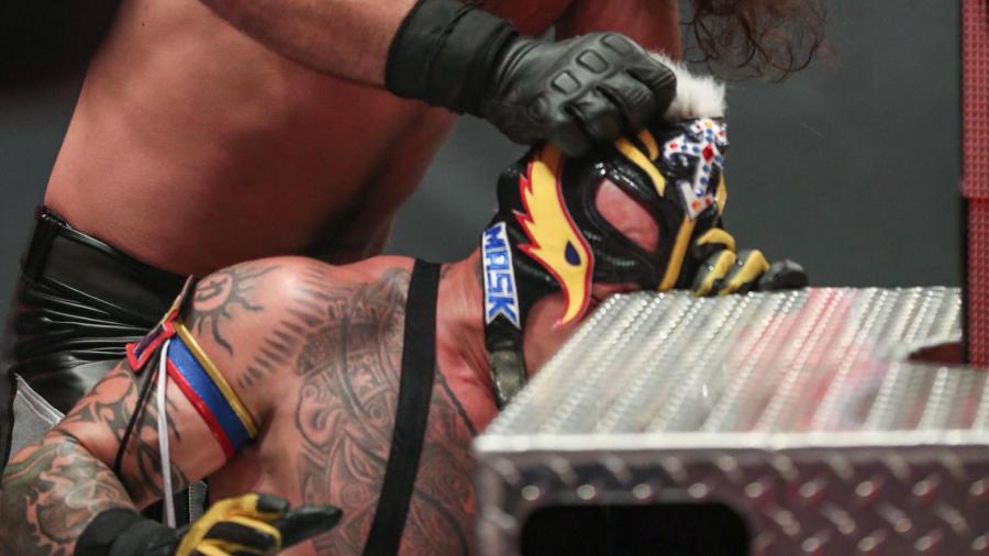 Rey Mysterio en “estado crítico” tras brutal ataque de Seth Rollins
