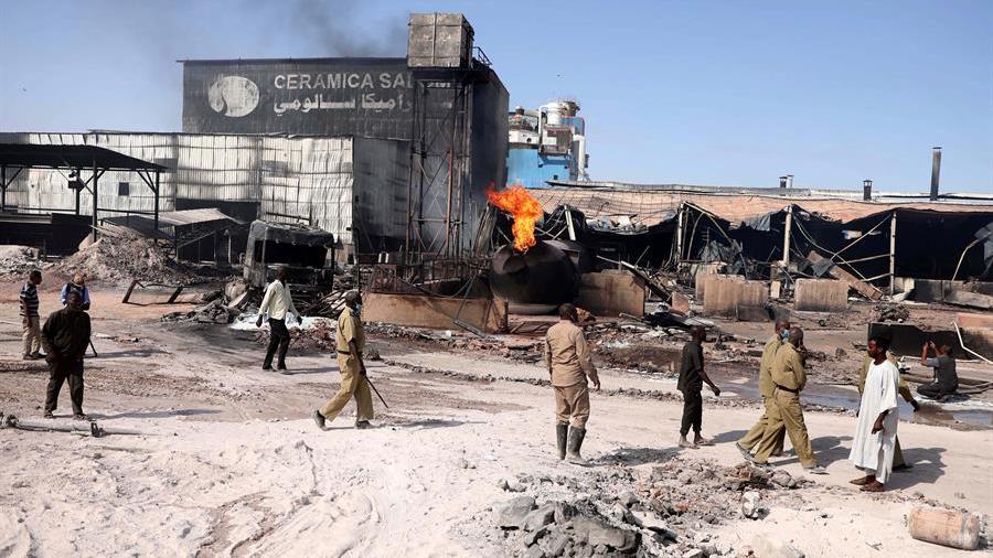 Incendio en zona industrial de Sudán deja 24 muertos