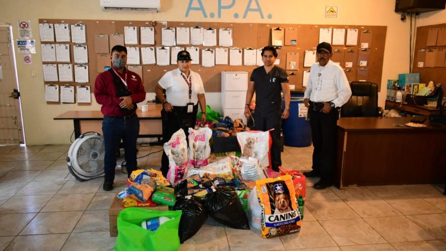 Entrega personal de Seguridad Pública apoyo a la Asociación Protectora de Animales 