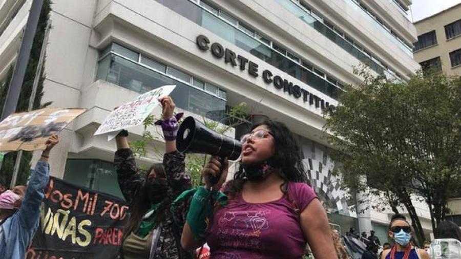 Despenalizan el aborto por violación en Ecuador