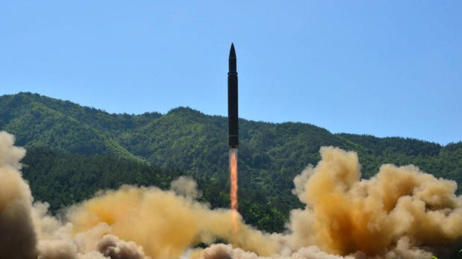 Líder  norcoreano asegura que la nueva prueba del misil es una amenaza hacia EU 
