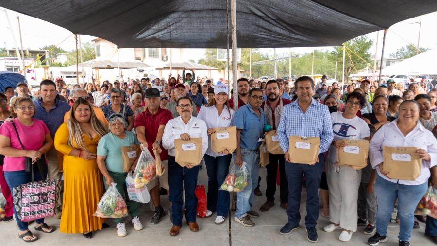 Beneficia Alcalde Carlos Peña Ortiz a familias de la colonia Manuel Cavazos Lerma con brigada DIF
