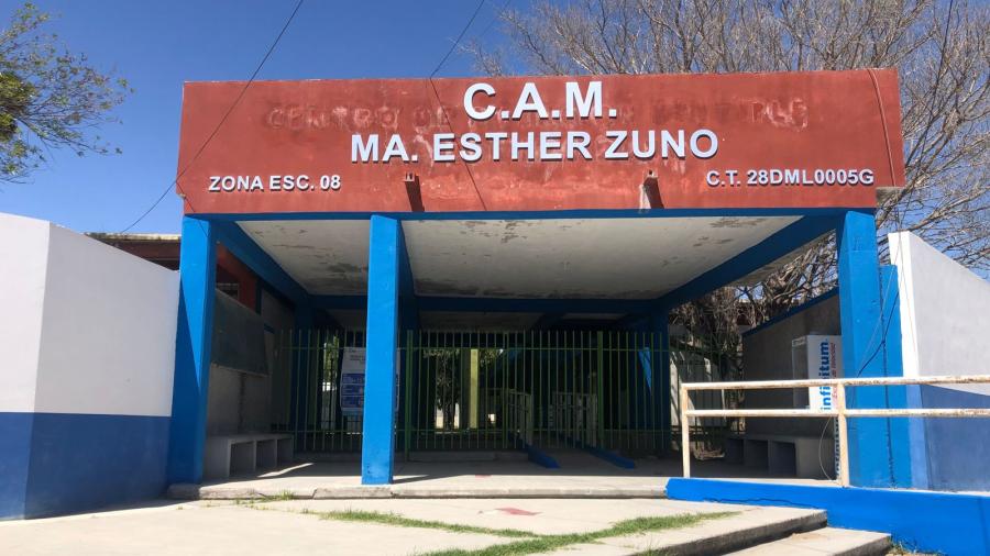 Recibe escuela especial primeras donaciones para barda 