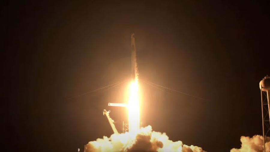 SpaceX despega con éxito la primera misión tripulada por civiles