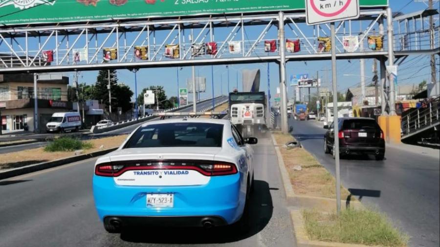 Barredora limpia bulevar Hidalgo con resguardo de Tránsito Municipal