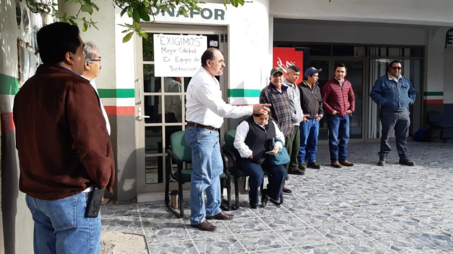 Se manifiestan empleados de CONAFOR por falta de equipo contra incendios