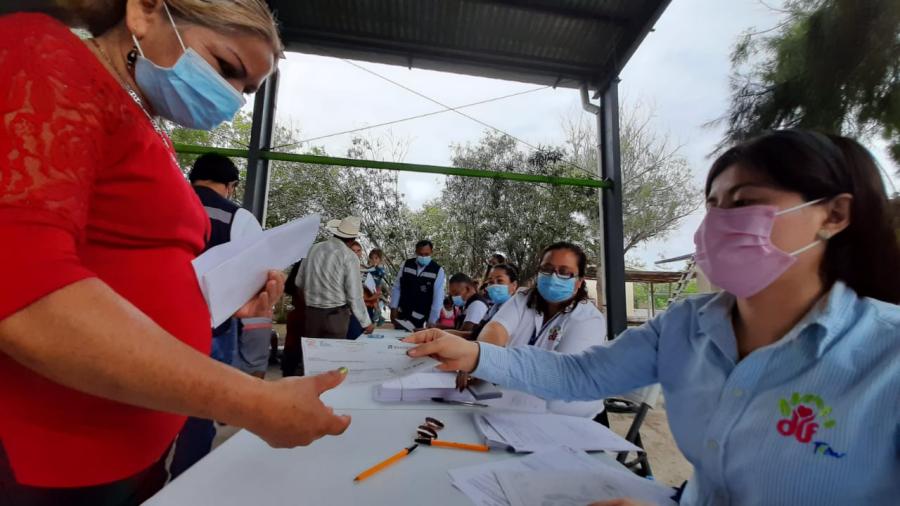 Entregan Gobierno del Estado y DIF Tamaulipas estímulos “Te Queremos Bien” a familias de comunidades rurales afectadas por pandemia del COVID-19.