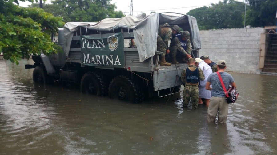 Marina brinda apoyo a la población afectada por inundaciones
