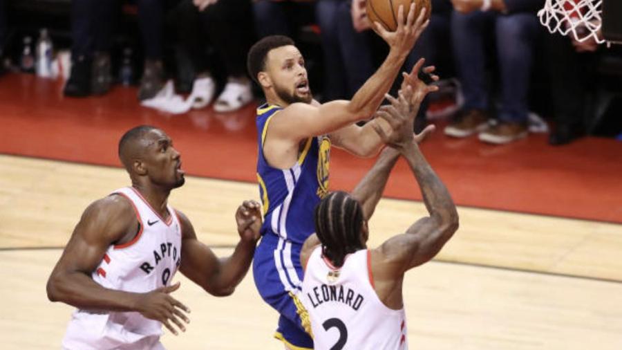 Warriors consigue triunfo sobre Toronto y manda al sexto encuentro