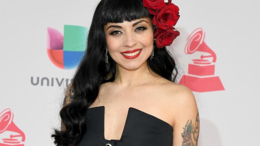 Mon Laferte colaborando con Plácido Domingo