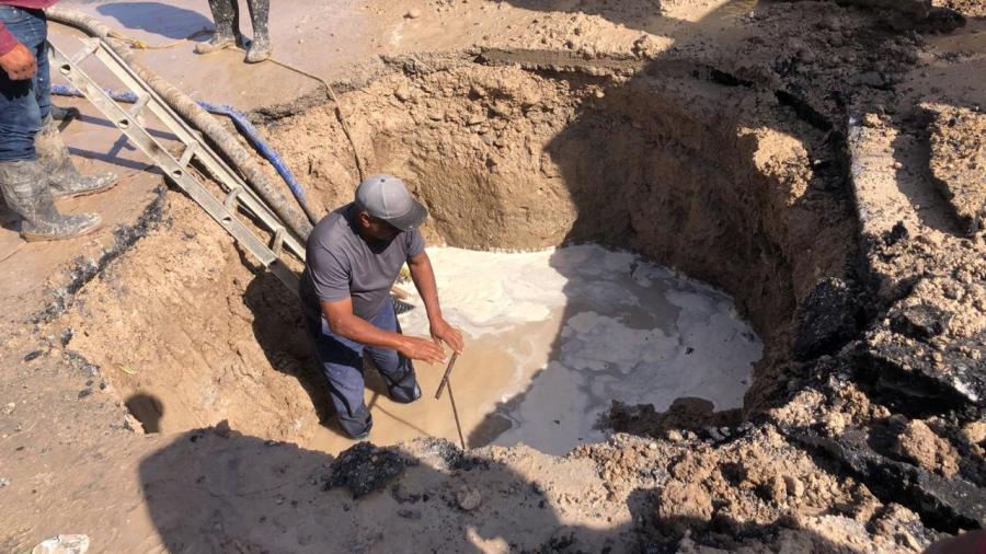 Programa Comapa reparación de tubería de 24 pulgadas en la calle Héroe de Nacataz