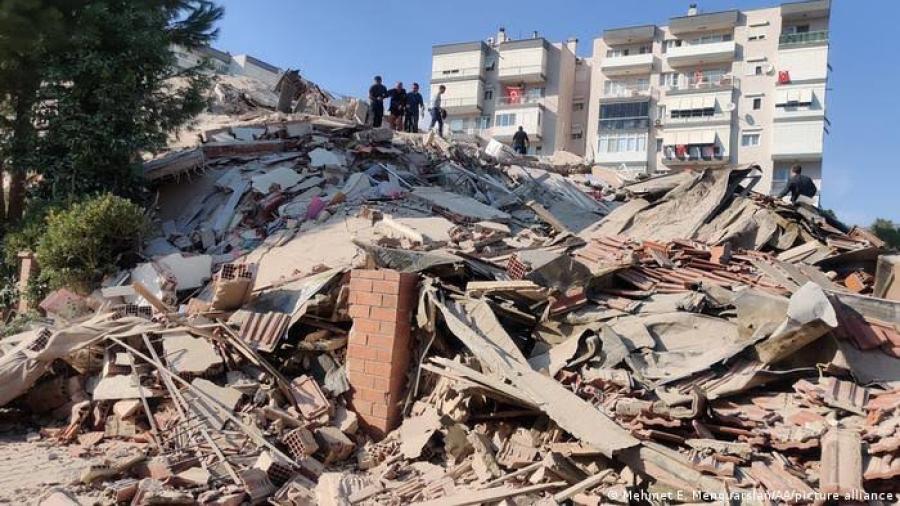 Cifra de muertos en Turquía por terremoto se elevan hasta 2 mil