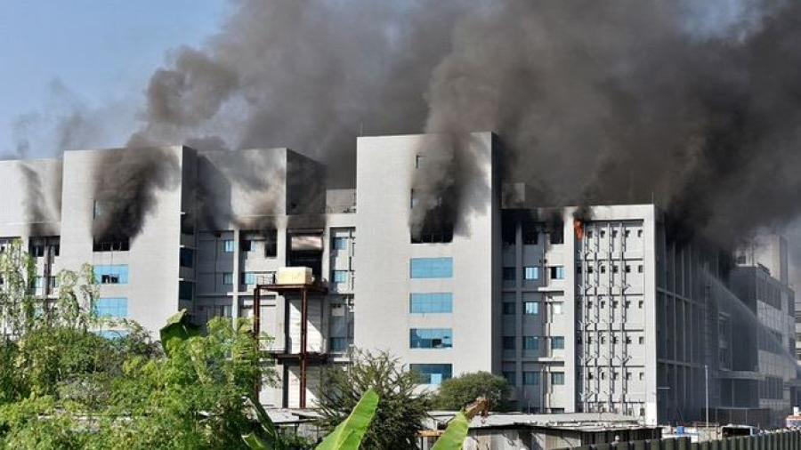  Se registra un incendio en la sede del mayor fabricante de vacunas del mundo ubicado en la India