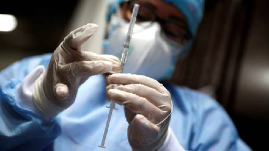 OMS pide a farmacéuticas proporcionar datos sobre sus vacunas anticovid