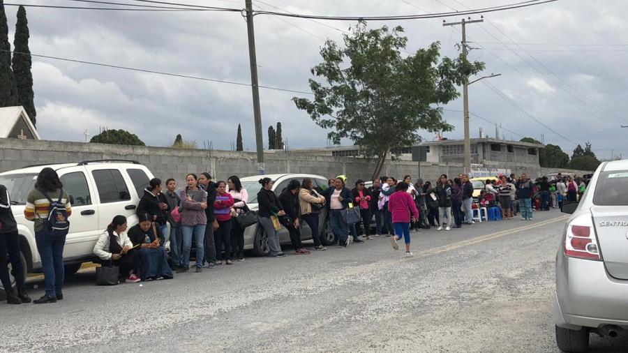 Largas filas de espera para trámites de becas