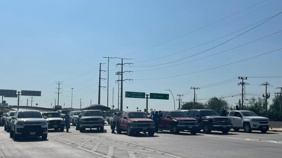 Agricultores bloquean el puente internacional Reynosa-Pharr 