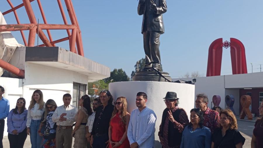Con la develación de su estatua, concluye homenaje a Rigo Tovar