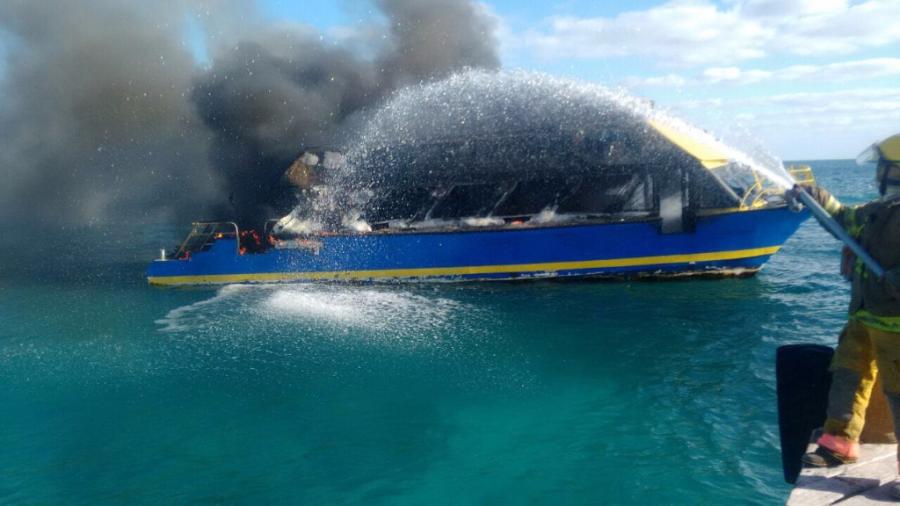 Se incendia embarcación en Cancún 