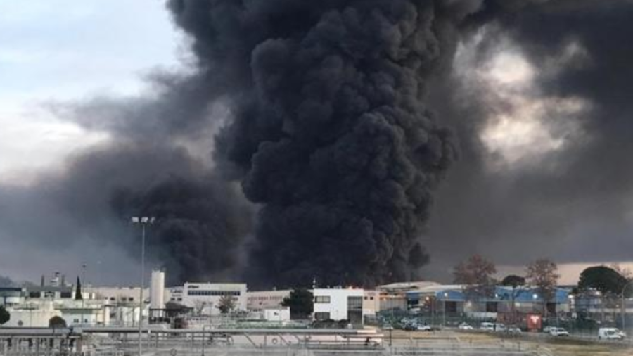 Se registra un incendio en planta química en España