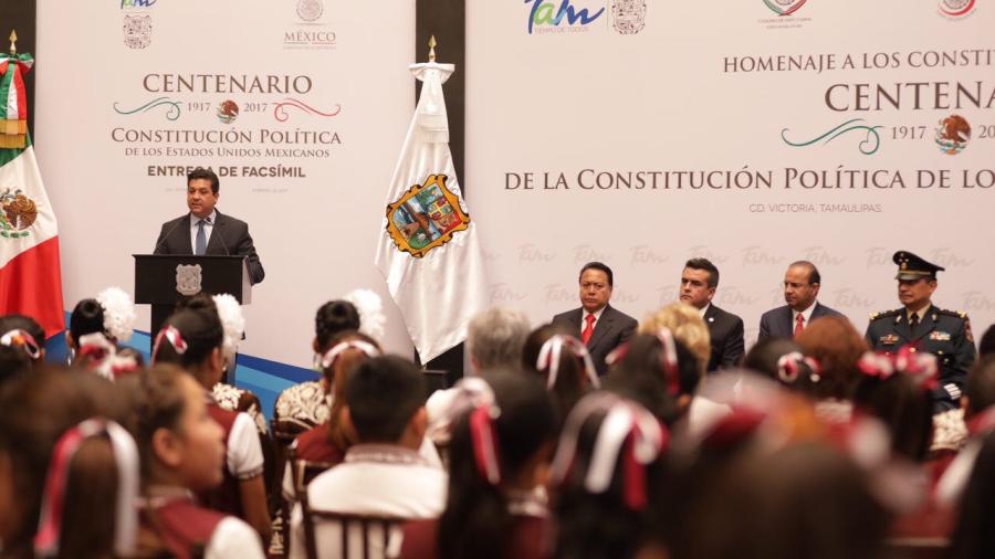 Secretario del Trabajo entrega a Gobernador Facsímil de la Constitución 1917