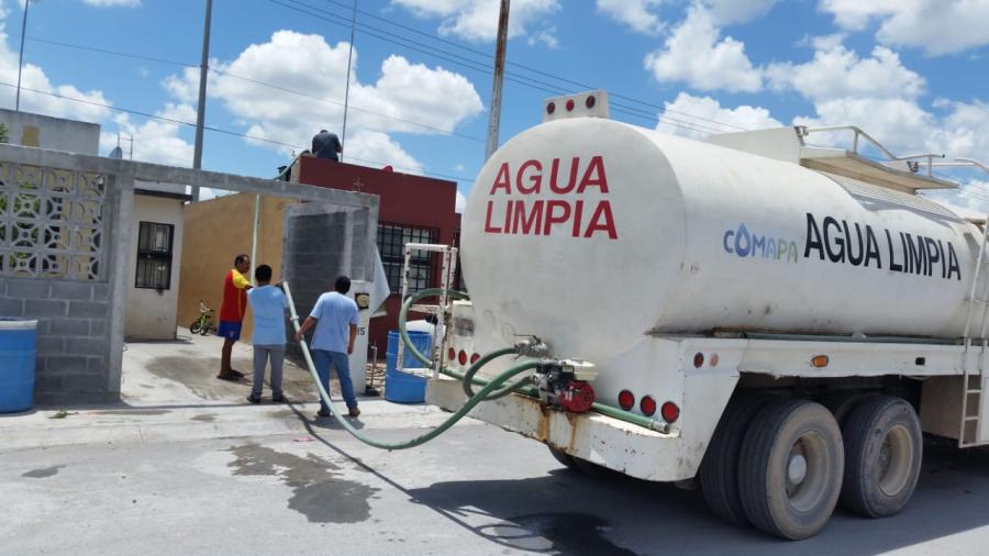 Acuden pipas a entregar agua en ejidos y colonias