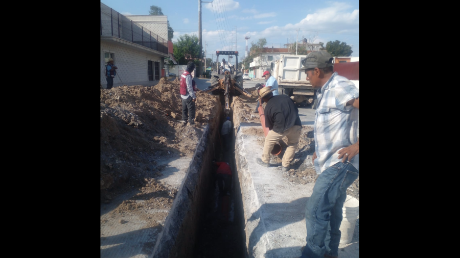 Trabaja COMAPA Reynosa en reparación de caído con recursos propios
