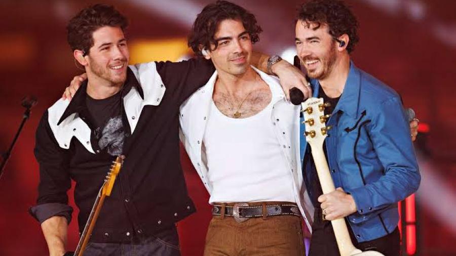 Jonas Brothers pospone conciertos en México por problemas de salud 