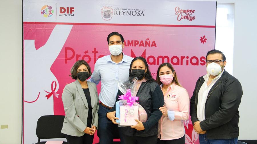 Entrega Presidente Municipal Carlos Peña Ortiz, prótesis mamarias en apoyo a la mujer