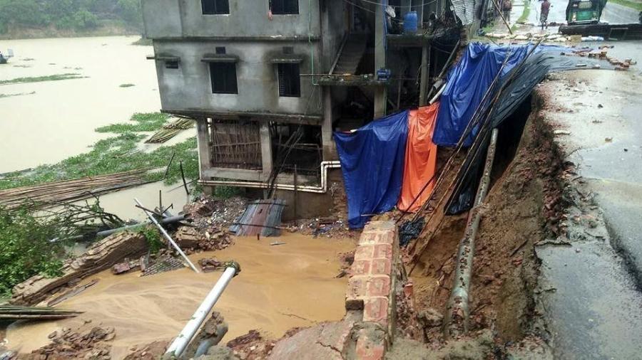 Van 77 muertos por fuertes lluvias en Bangladesh