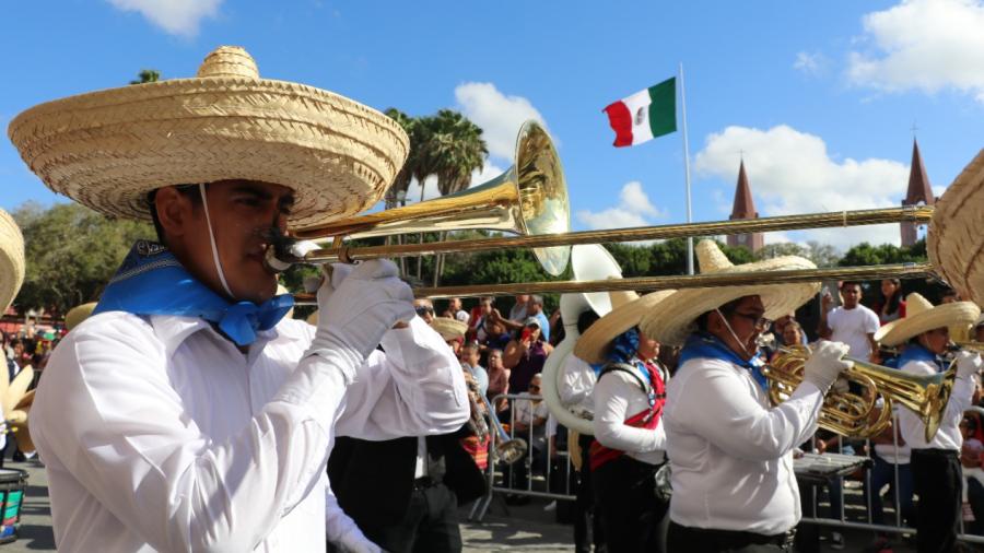 Preside alcalde Mario López vistoso  desfile de la Revolución Mexicana