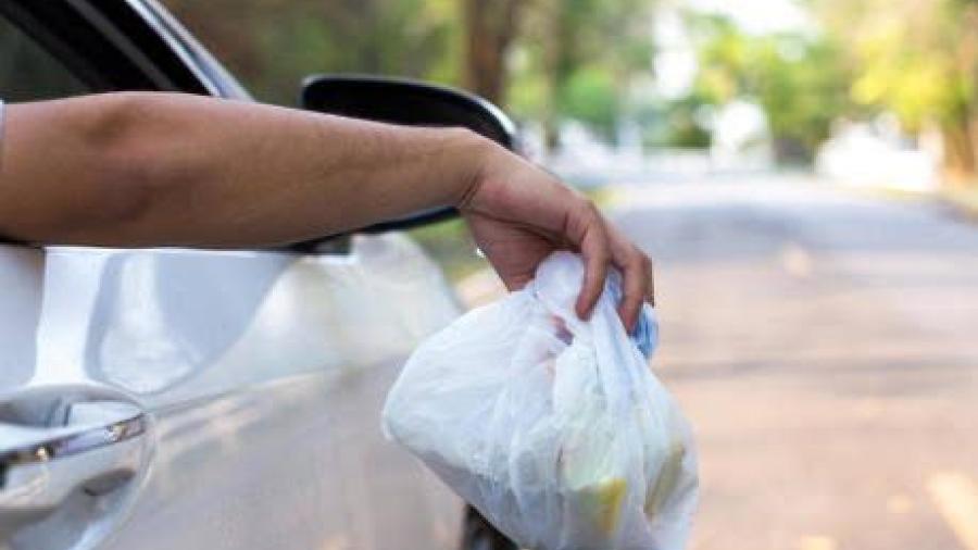 Sanciona Tránsito a quien tire basura; multa es de los 2 mil pesos