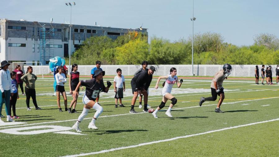 Impulsa Gobierno Municipal el deporte con clínica de iniciación al fútbol americano en Nuevo Laredo