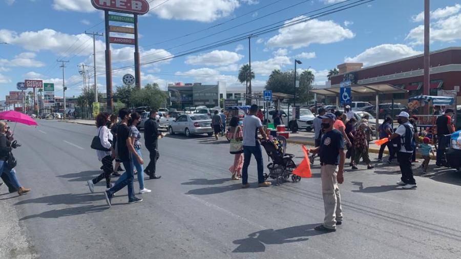 Atienden Tránsito y PCyB a visitantes de panteones 