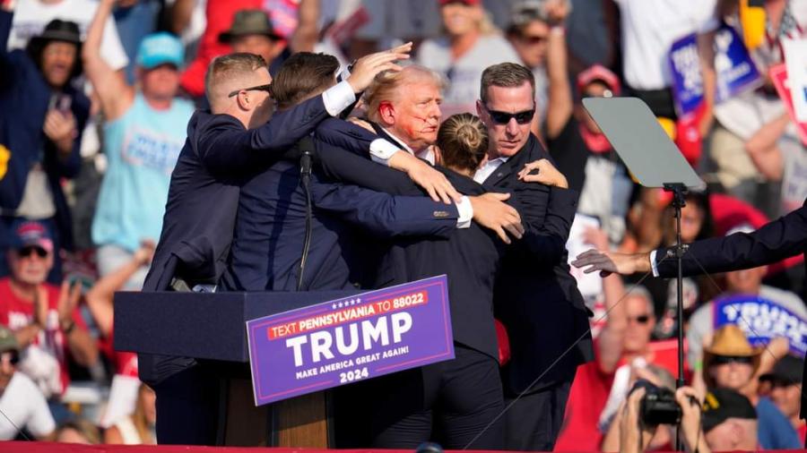 Le disparan a Trump en la oreja durante mítin