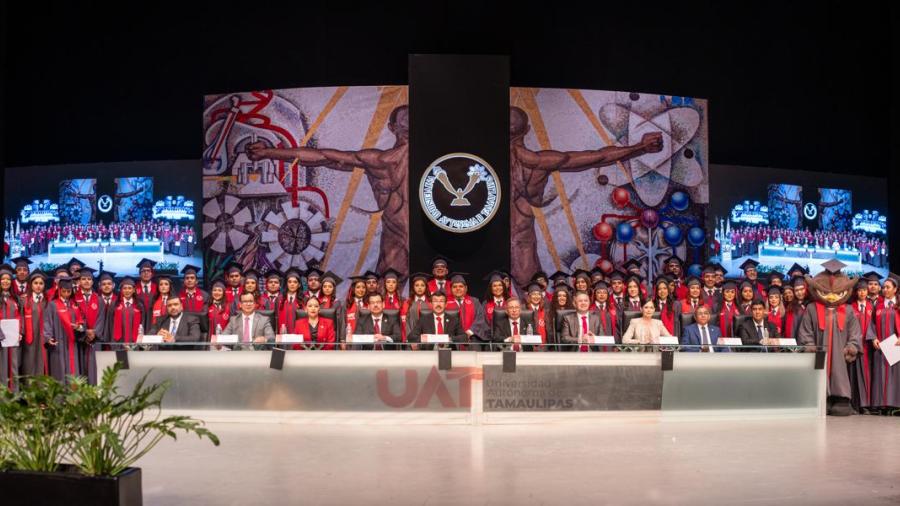 El rector Dámaso Anaya preside la graduación de 161 egresados de la UAT