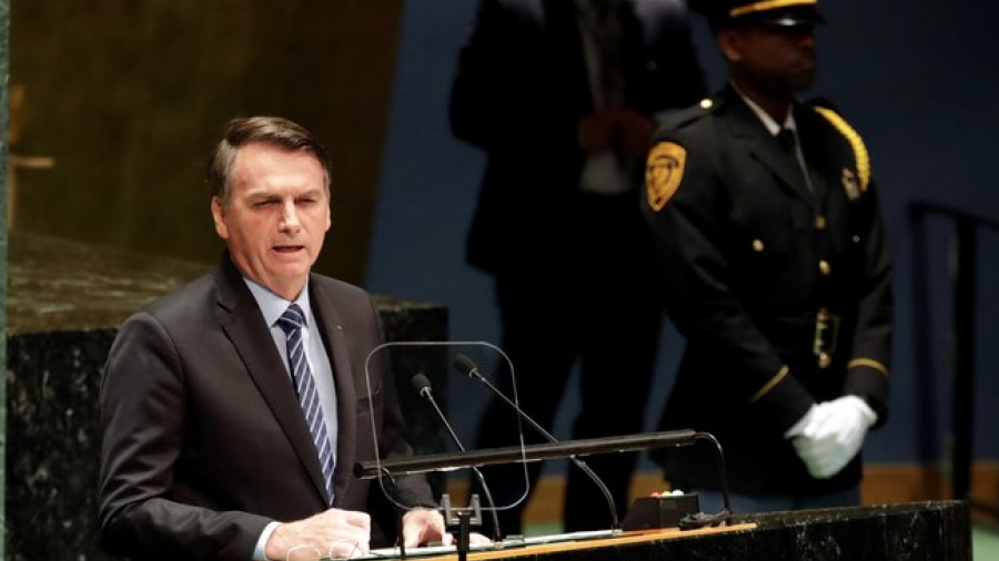 Bolsonaro afirma que Amazonas no está siendo devastada ni consumida por el fuego