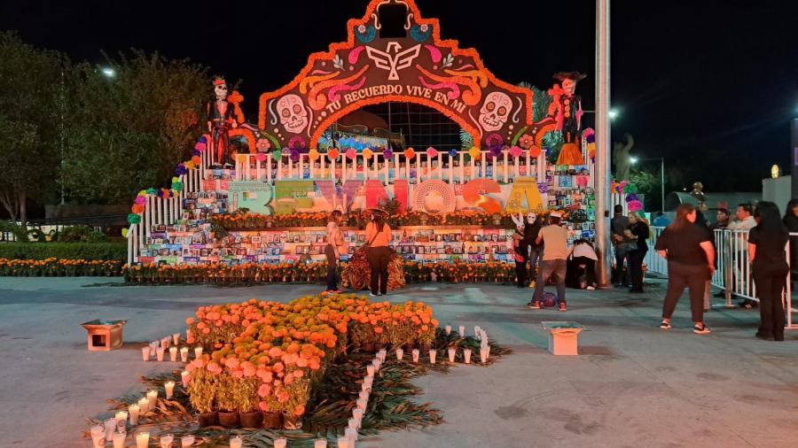Inaugura mega altar de muertos en la plaza principal