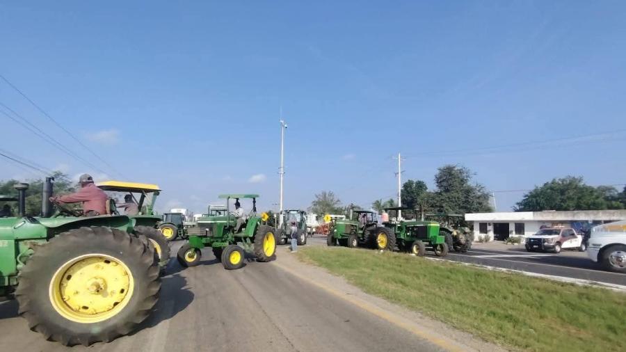 Agricultores continúan con bloqueos en carreteras de Tamaulipas