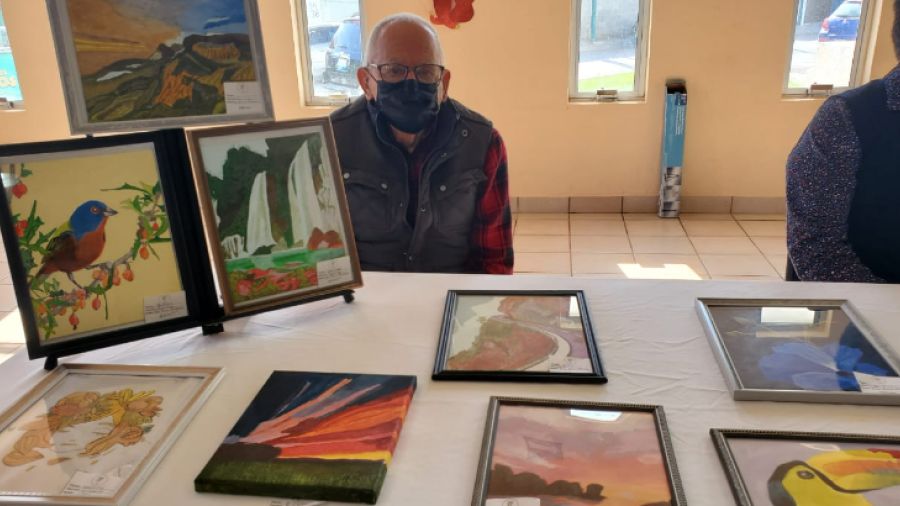 Ofertan abuelitos de casa club del sistema DIF art&iacute;culos elaborados en su taller