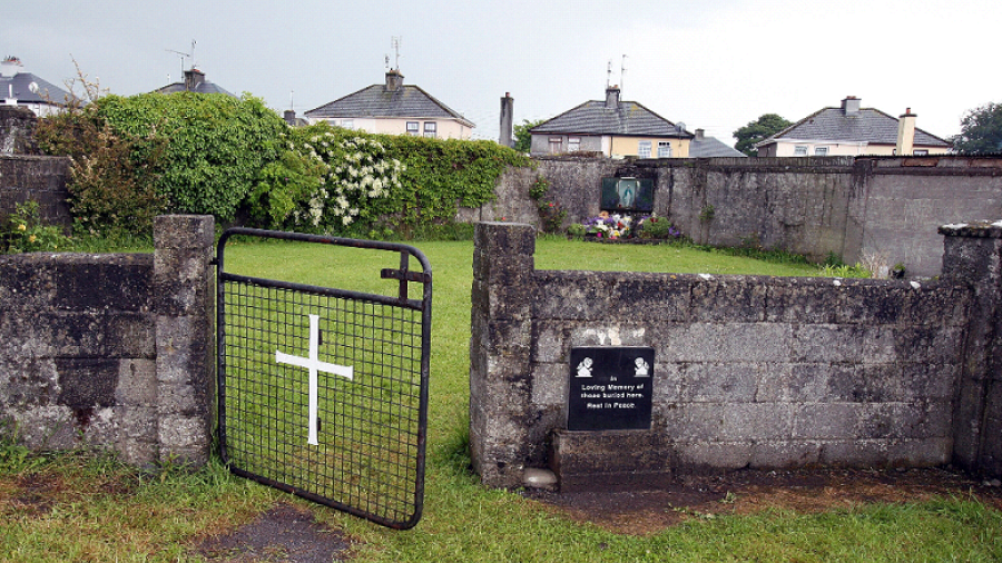 Hallan restos de bebés en centro católico de Irlanda