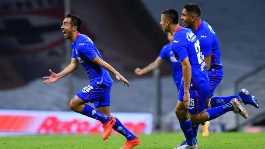 Cruz Azul golea 4-0 a Pumas y pone un pie en la final 