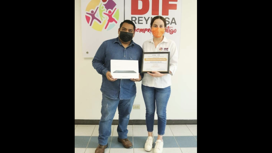 Entrega DIF Reynosa premio a ganador de Inspira Creando