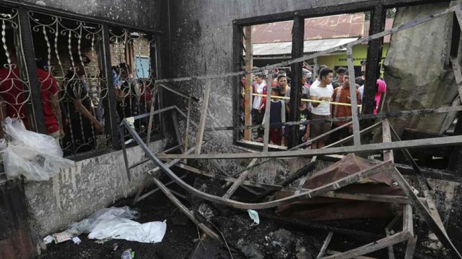 Al menos 30 muertos tras incendio en fabrica en Indonesia