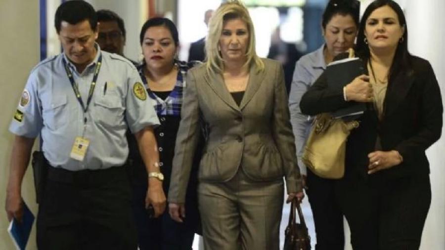 Condenan a exprimera dama de El Salvador a 10 años de prisión