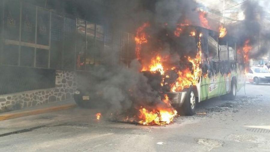 Camión es incendiado frente a guardería en Acapulco